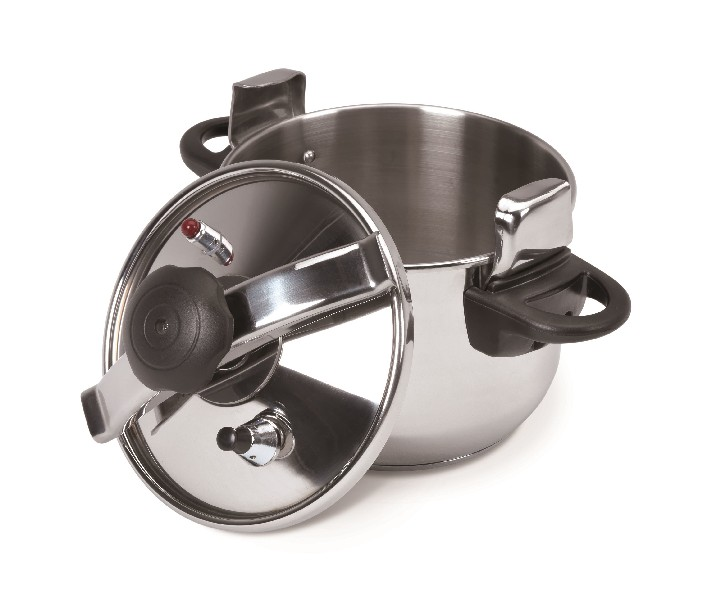 Una olla a presión de acero inoxidable con la tapa abierta, que muestra una manija negra y un indicador rojo en la tapa. El fondo es blanco.