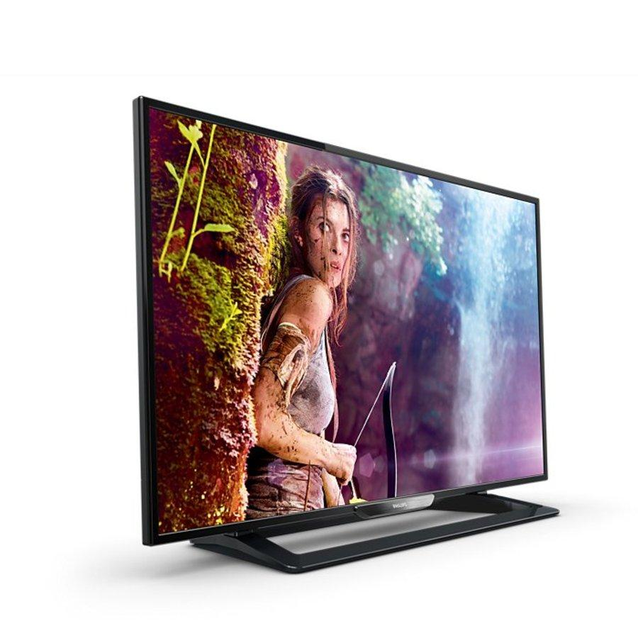 Pantalla de TV con una mujer sosteniendo un arco y una flecha. El fondo es una cascada.