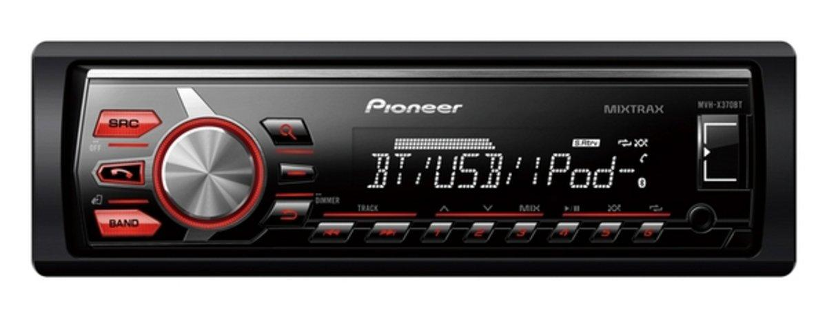 Radio de coche Pioneer. Panel frontal negro con botones, pantalla y mando central.