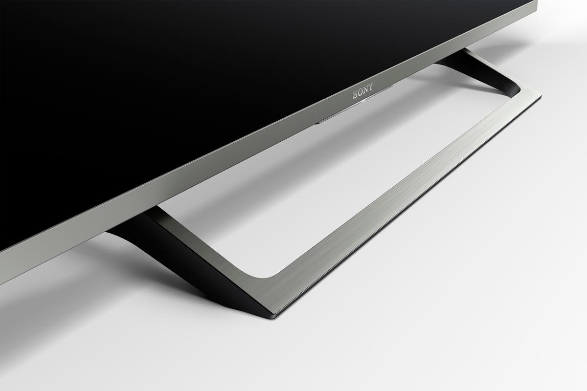 Una pantalla de TV con soporte, fondo blanco y la marca 'SONY'.