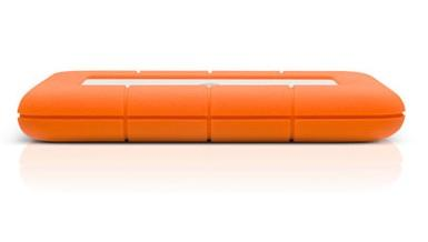 Un disco duro rectangular naranja con una franja blanca.