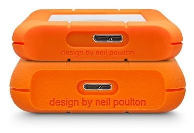 Dos discos duros externos naranjas apilados. Ambos tienen puerto USB y texto: design by neil poulton.
