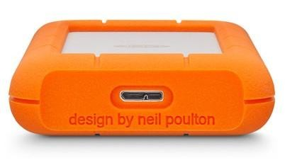 Disco duro externo naranja. Forma rectangular con texto 'design by neil poulton'.