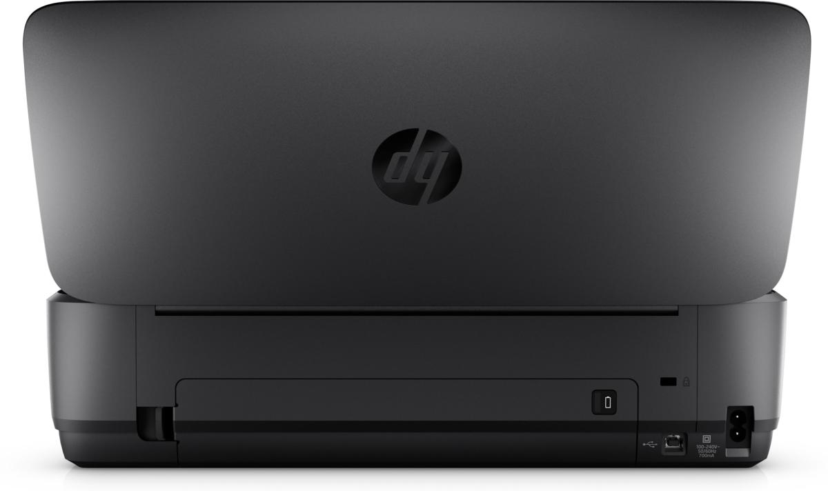 Impresora HP negra, vista trasera con la parte superior abierta. Muestra el logotipo de HP y un puerto USB.