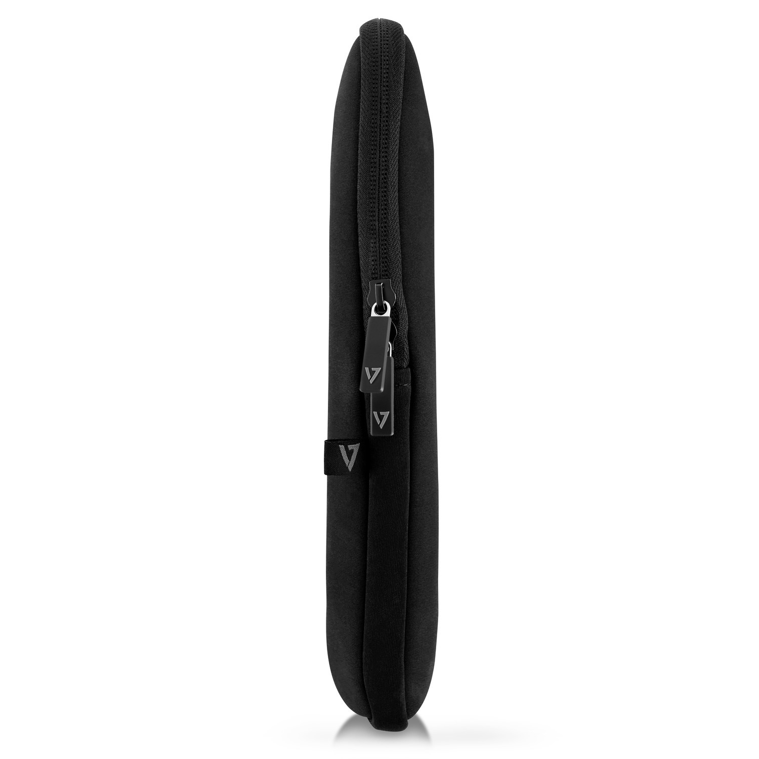 Funda negra para portátil, con cremallera. Tiene una pequeña etiqueta negra con el logo 'V' blanco.
