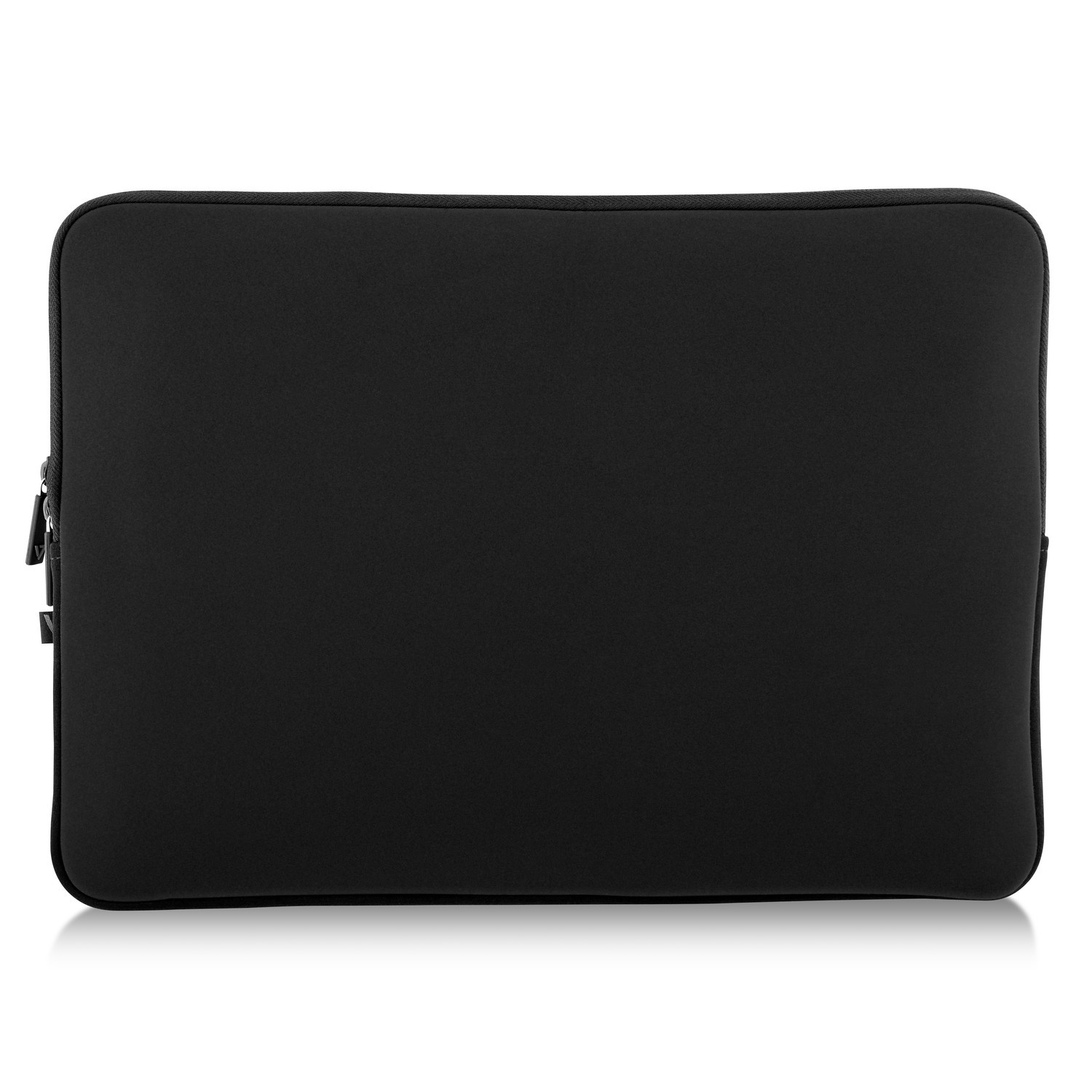 Funda negra para portátil, rectangular y lisa. Cierre con cremallera en el lado izquierdo.