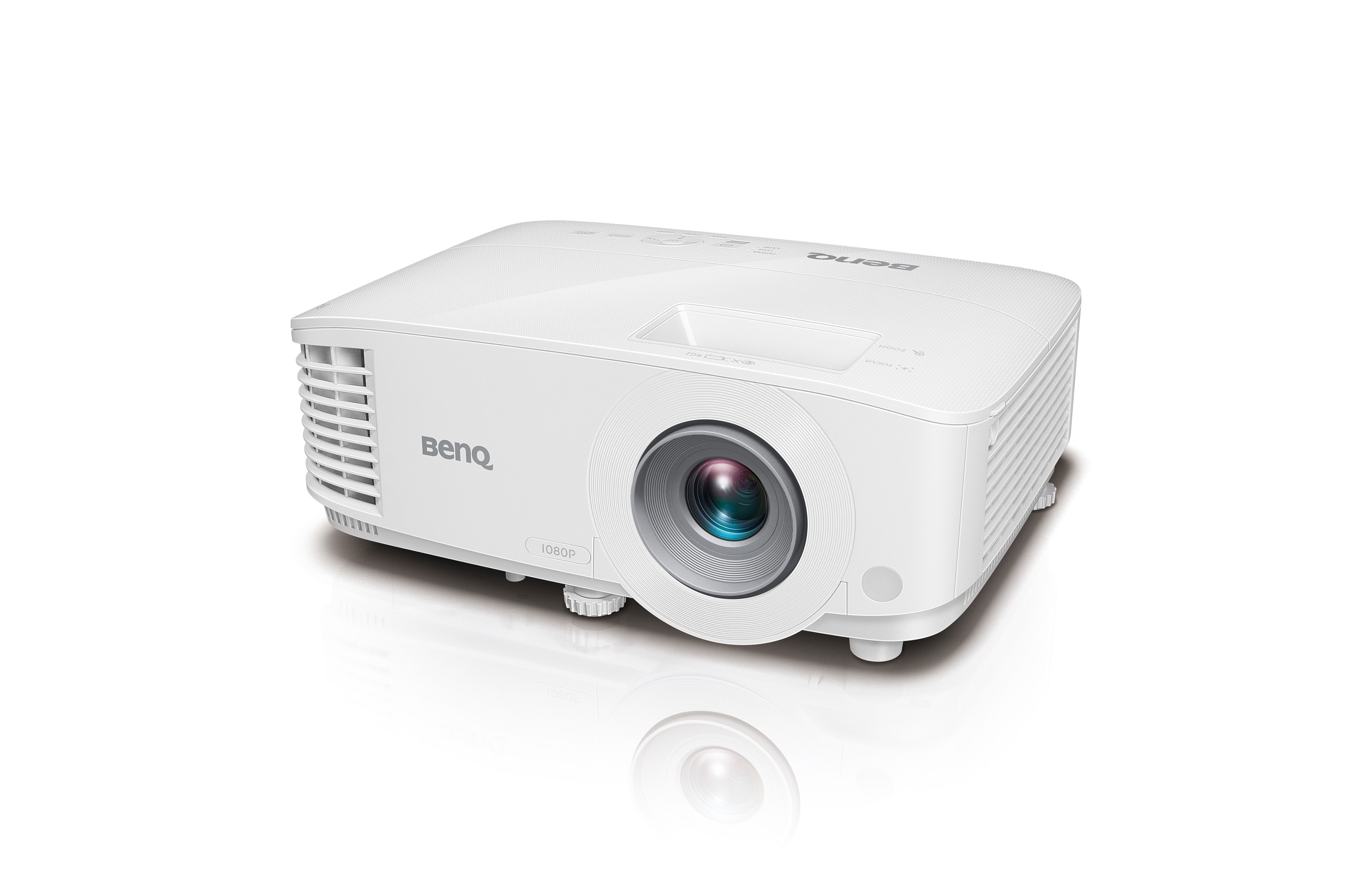 Un proyector BenQ blanco sobre una superficie blanca, mostrando la lente y la marca.