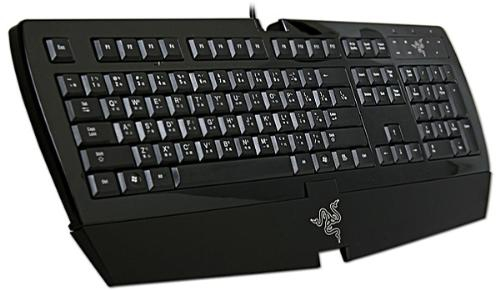 Teclado ergonómico negro con el logo de Razer.