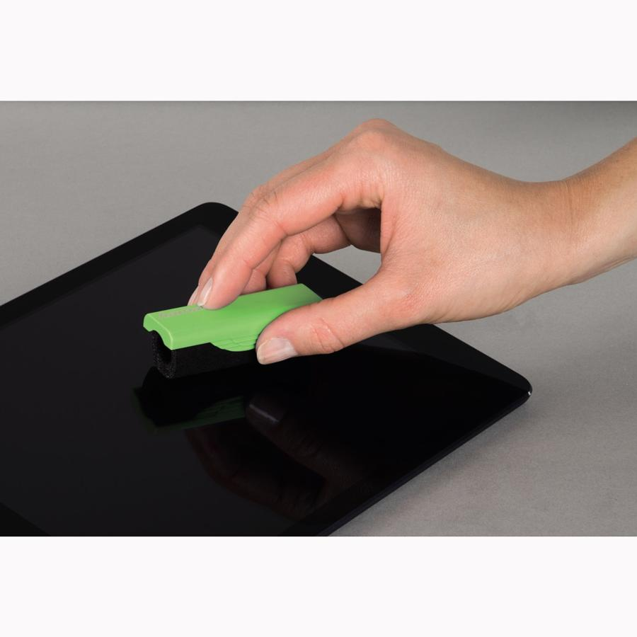 Mano con un rodillo verde limpiando la pantalla negra de una tableta. Fondo gris.