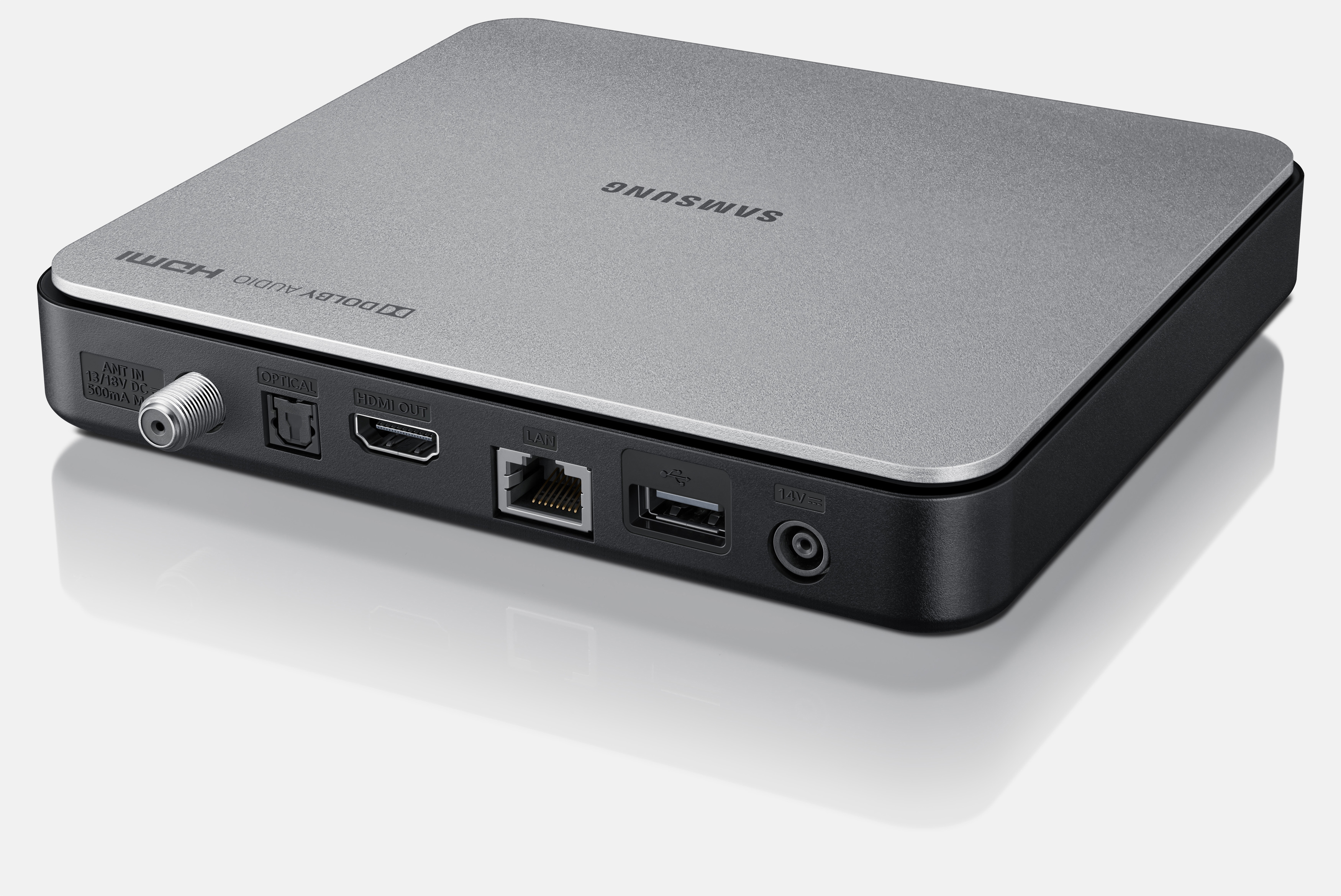 Eine silberne Samsung Media Box mit mehreren Anschlüssen auf der Rückseite. Ein schwarzer Sockel und eine schwarze Oberseite.