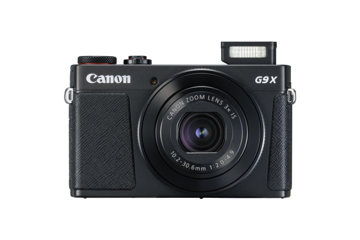 Se muestra una cámara Canon G9X negra. Tiene un objetivo zoom y un flash en la parte superior.