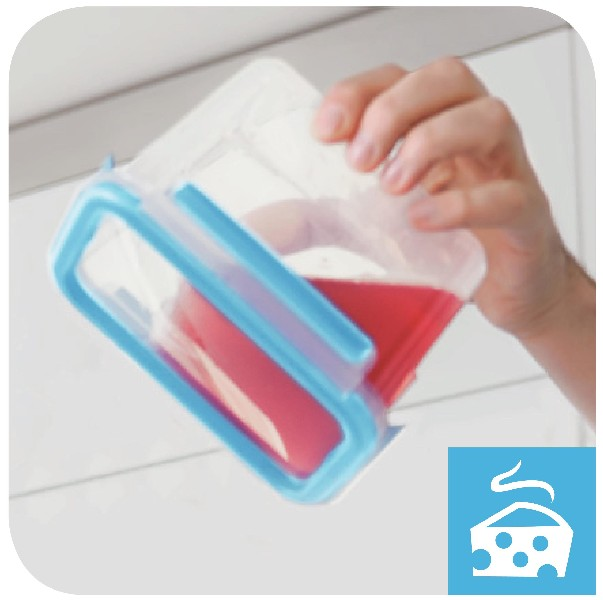 Mano sosteniendo un recipiente transparente con líquido rojo, inclinado, con un icono azul.