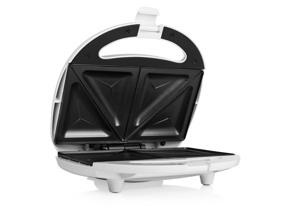Una macchina per sandwich bianca è aperta. Ha due cavità triangolari nere e una base bianca.