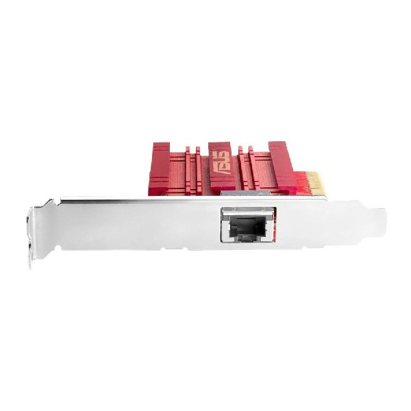 Una tarjeta de red de computadora plateada con aletas rojas y un puerto de red. Fondo blanco.
