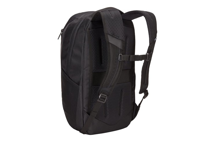 Mochila Thule negra vista de lado, con correas y panel trasero de malla.