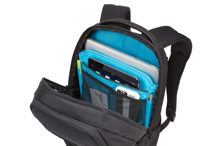 Mochila negra abierta, mostrando portátil, tableta y otros objetos.