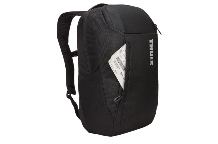 Una mochila Thule negra con una tarjeta de embarque parcialmente visible en su bolsillo delantero.