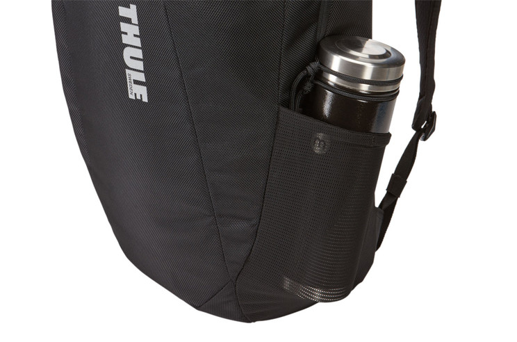 Mochila negra con una botella de agua en el bolsillo lateral. Logotipo de Thule a la izquierda.