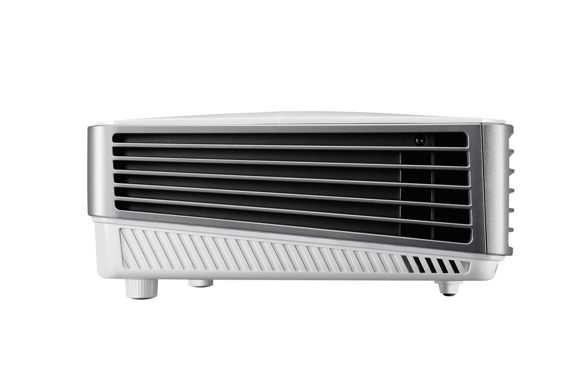 Un proyector blanco y plateado. Tiene una ventilación con rejilla y laterales plateados. Está sobre un fondo blanco.