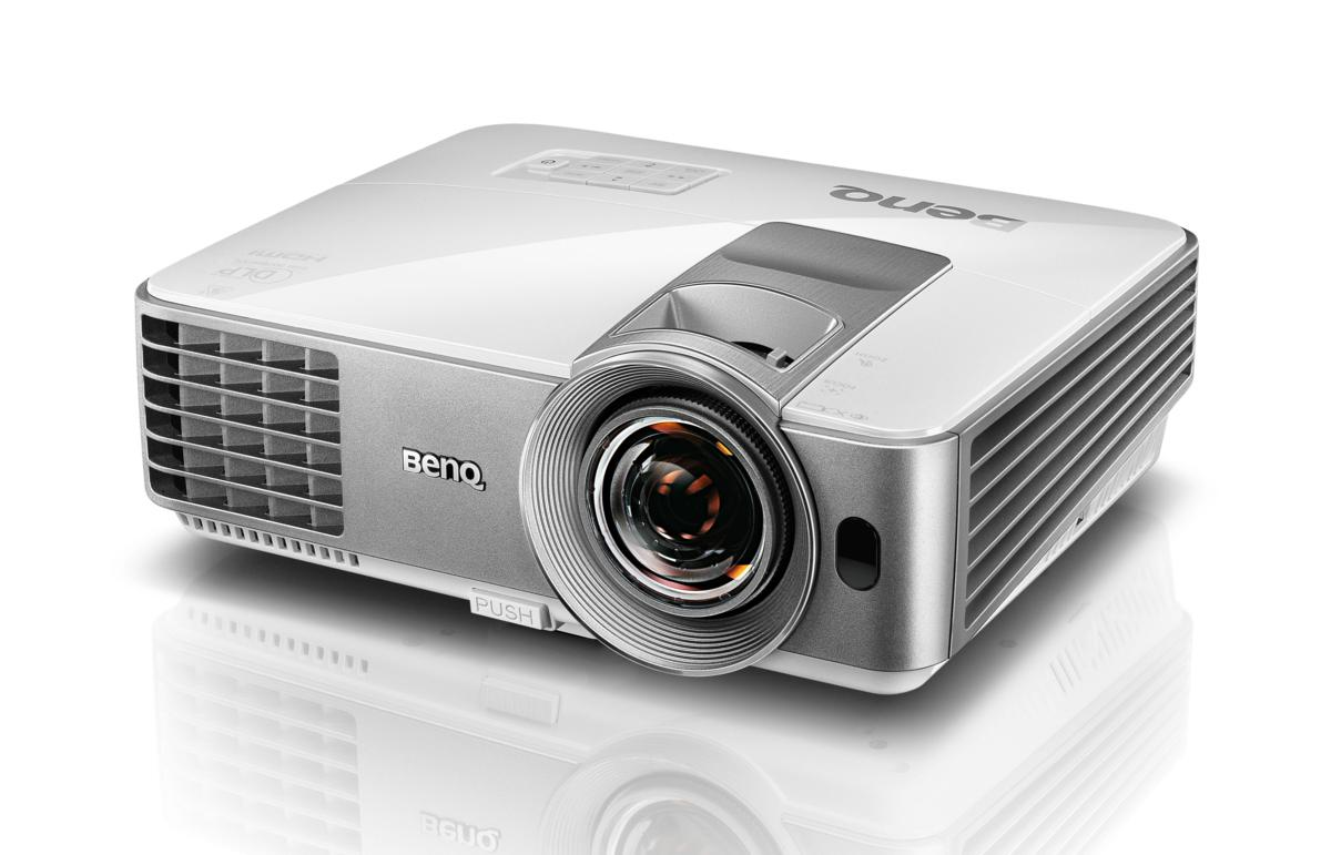 Un proyector blanco sobre una superficie blanca.