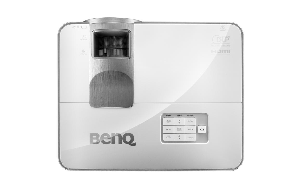 Proyector BenQ blanco con panel frontal gris. Botones y logotipo visibles.