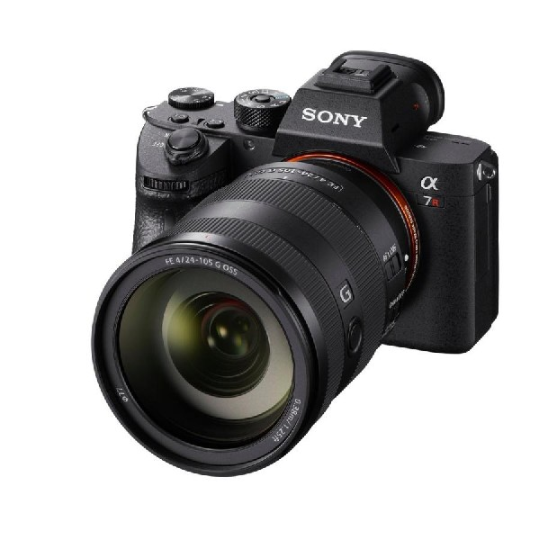 Cámara Sony Alpha 7R negra con lente.