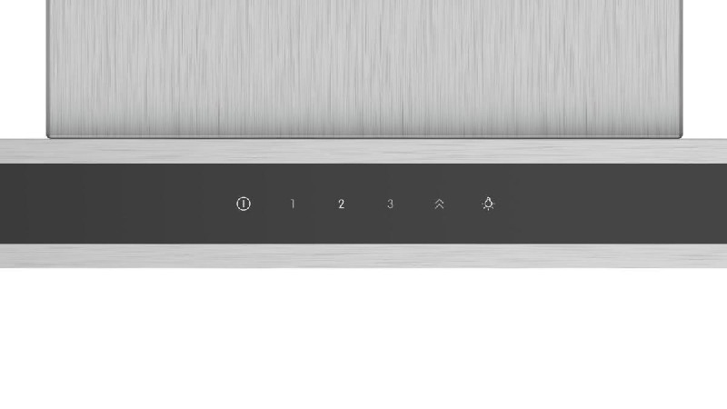 Panel de control de campana extractora plateado y negro. Botones e iconos en un panel negro. Fondo blanco.