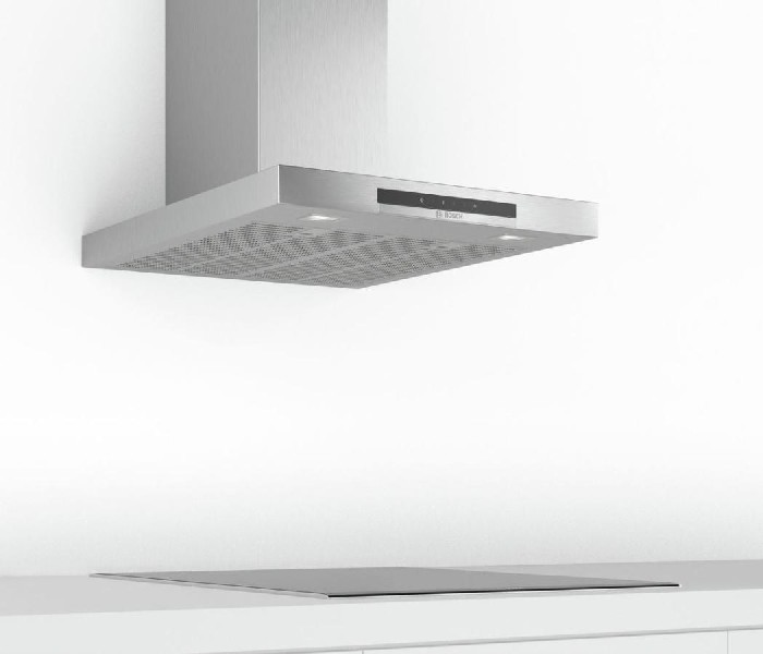 Campana extractora de acero inoxidable con luces y encimera negra debajo.