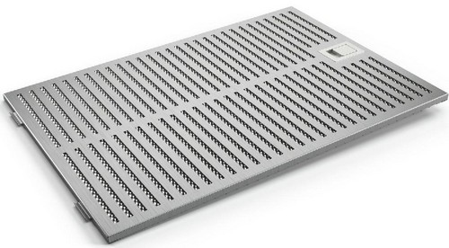 Un filtro rectangular de acero inoxidable para campana extractora con numerosos orificios pequeños.