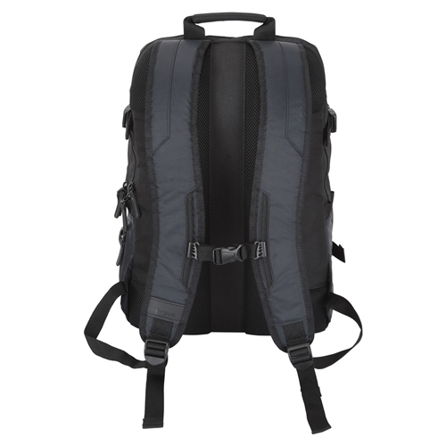 Vista trasera de mochila negra. Con correas, hebillas y respaldo de malla para ventilación.
