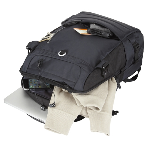 Mochila negra, abierta para revelar su contenido: portátil, teléfono, llaves, cartera y ropa doblada.