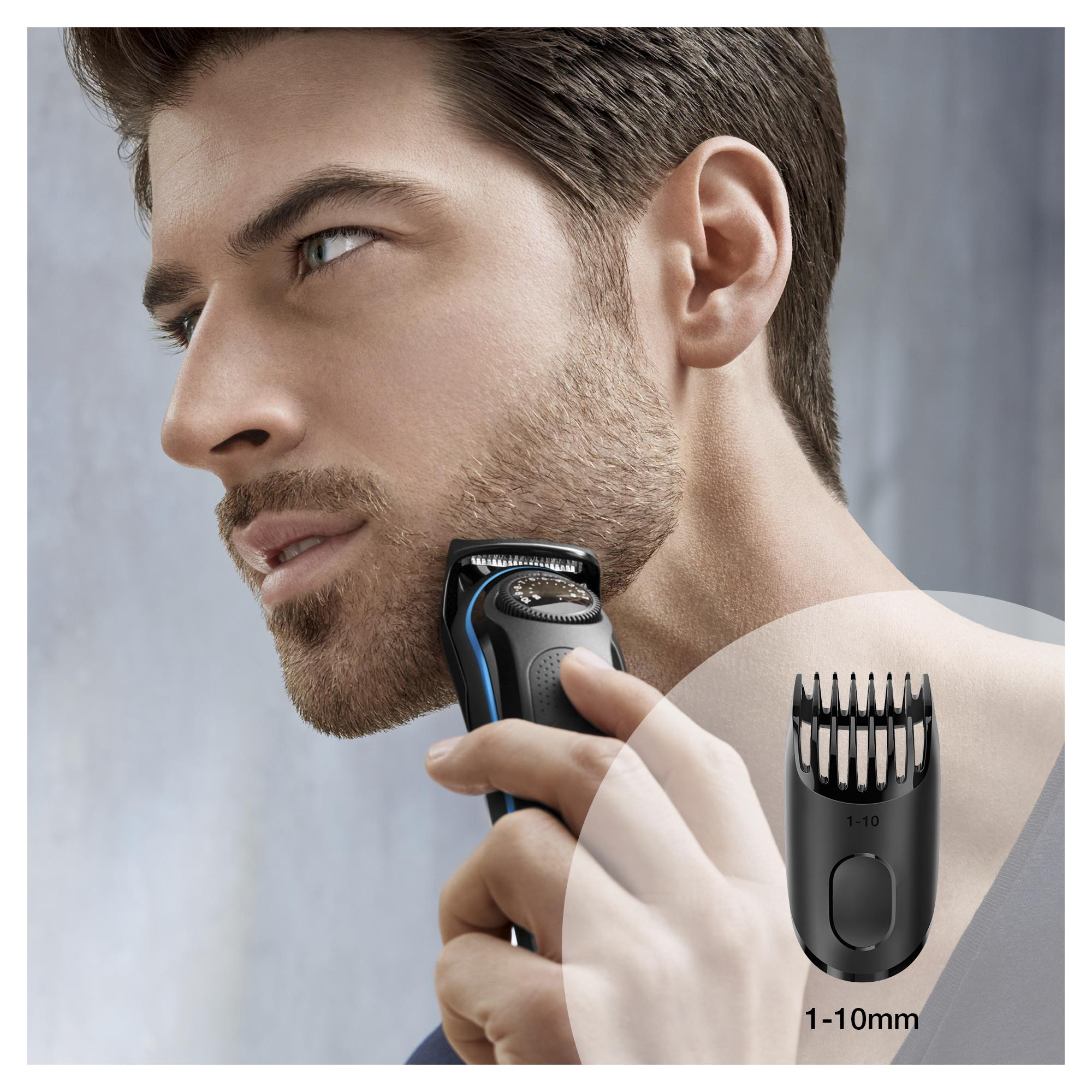Ein Mann rasiert seinen Bart mit einem Trimmer. Der Trimmer hat ein blaues und schwarzes Design.