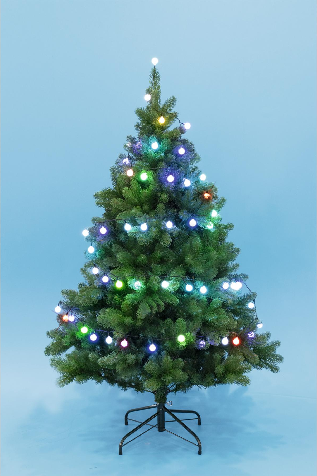 Díszített karácsonyfa világítással. A fa zöld, a lámpák különböző színűek. Kék háttér.