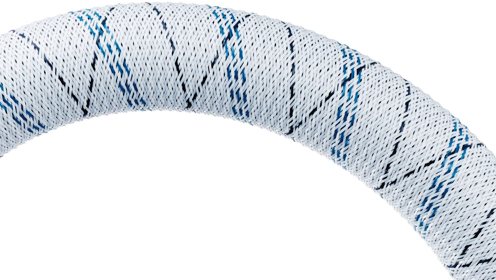 Gebogen witte buis met verweven blauwe en zwarte draden. Witte achtergrond, close-up.