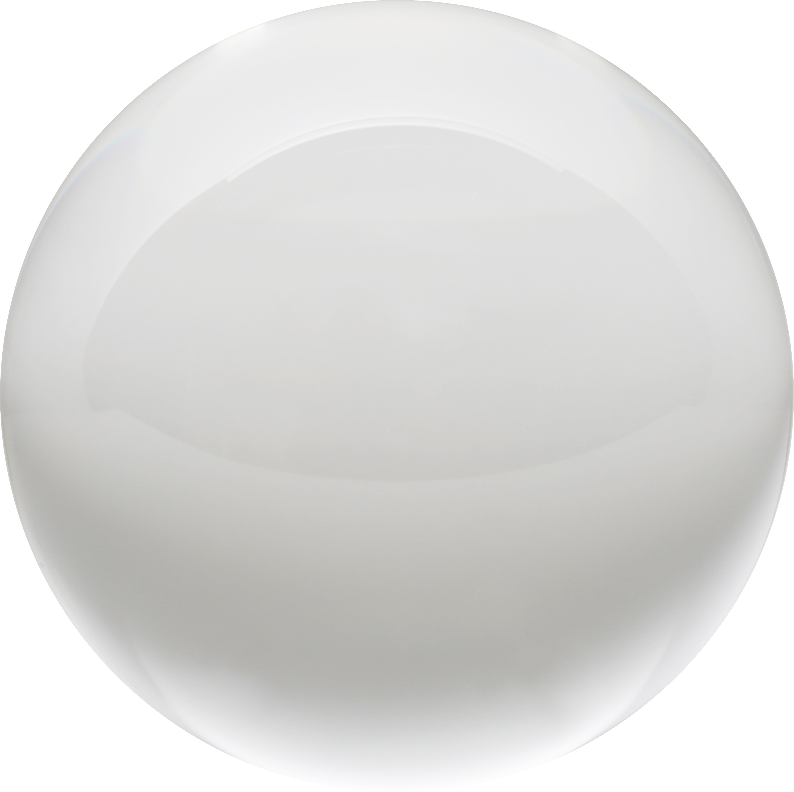 Eine klare, reflektierende Glaskugel vor weißem Hintergrund.