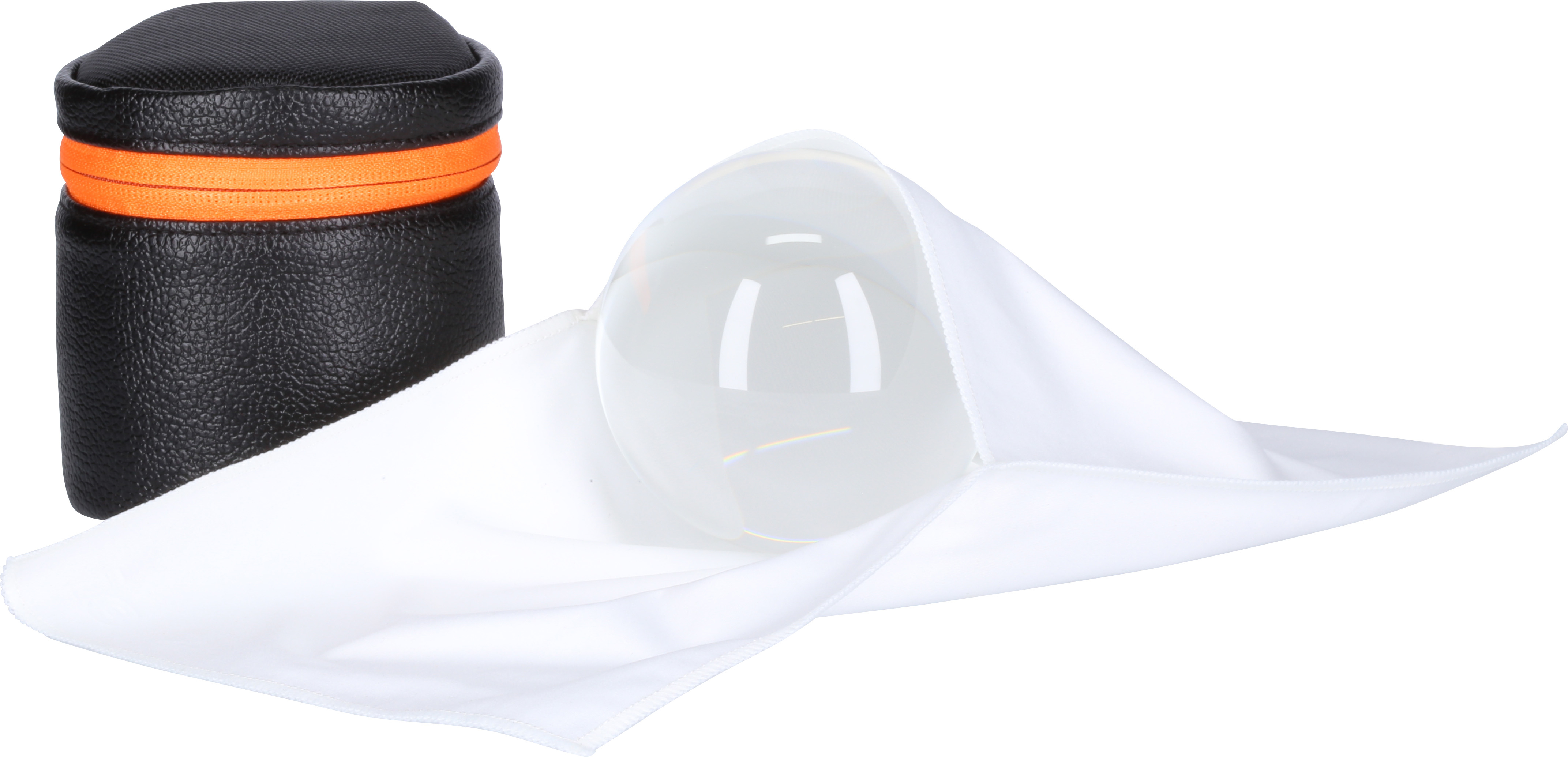 Eine klare Glaslinsenkugel in einem weißen Tuch. Daneben eine schwarze Hülle mit orangefarbenem Reißverschluss.