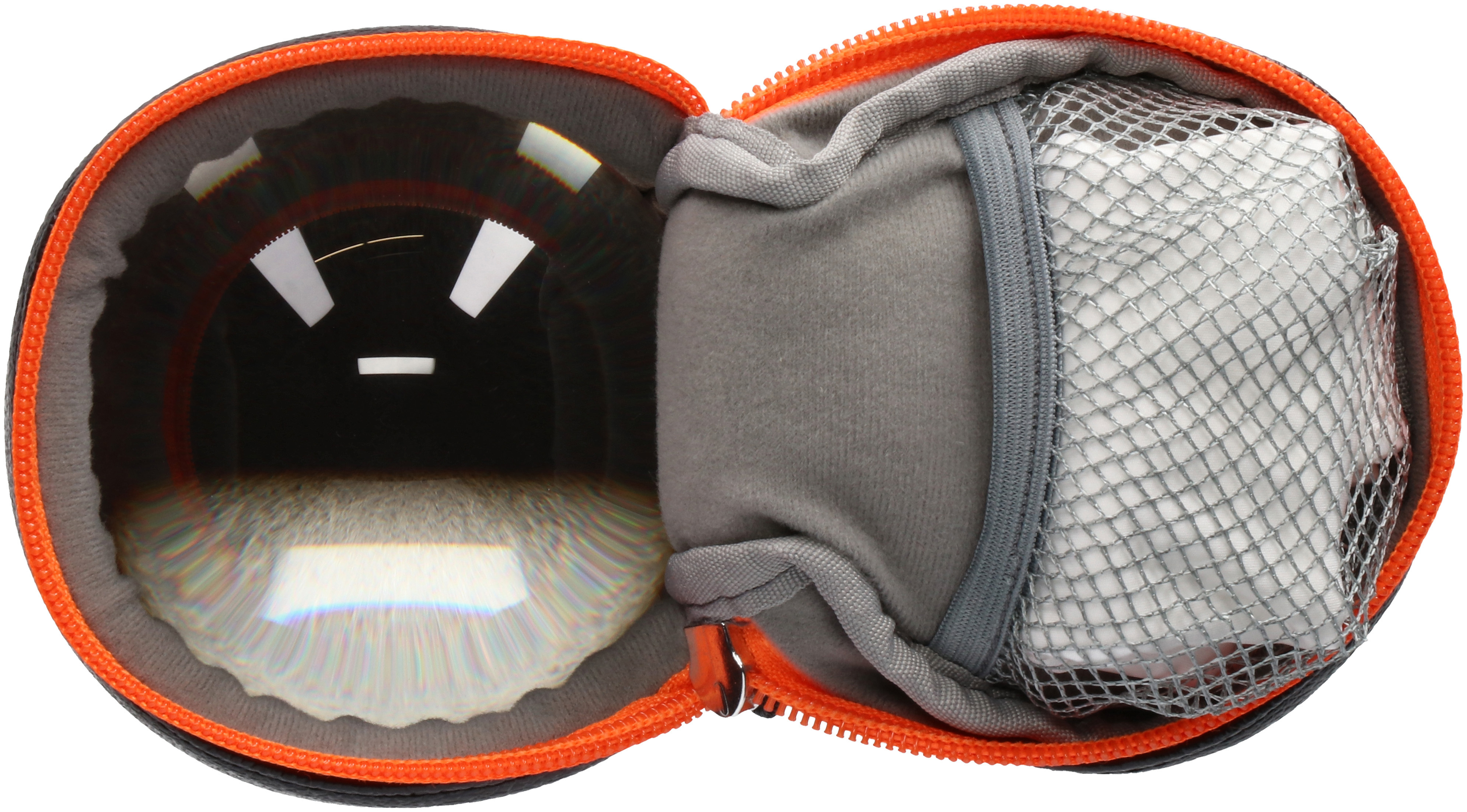 Geöffnete Brillenetui mit Innendetails. Linse und Netztasche sichtbar. Schwarzes und oranges Etui.