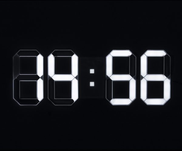 Digitális kijelző, amely a '09:56' időt mutatja. A számok fehérek fekete háttéren.