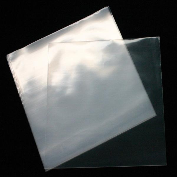 Zwei transparente Kunststofffolien, möglicherweise zum Schutz von Dokumenten, auf schwarzem Hintergrund.