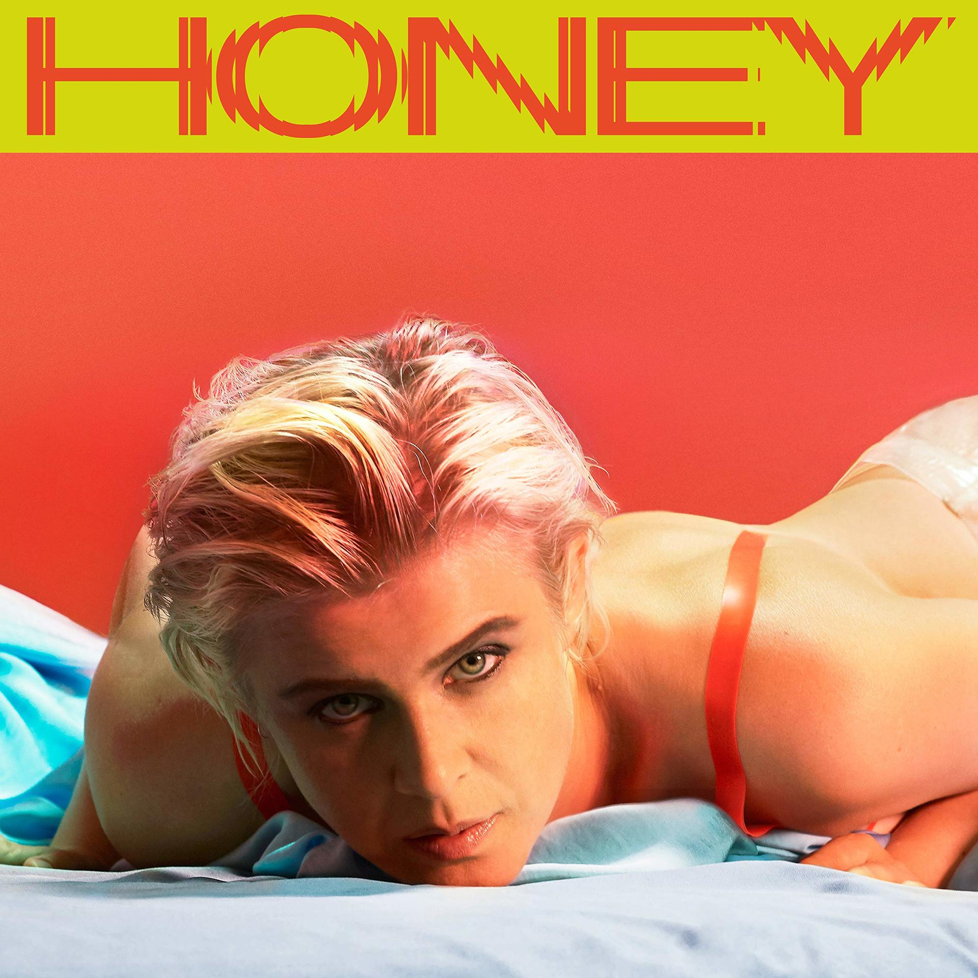 Frau auf rotem Hintergrund, Text 'HONEY'. Liegend auf einem Bett, blondes Haar.