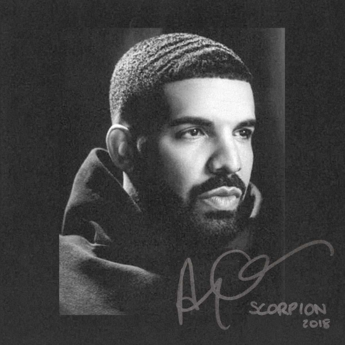 Drakes Gesicht in einem Schwarz-Weiß-Porträt, signiert. Dunkler Hintergrund.