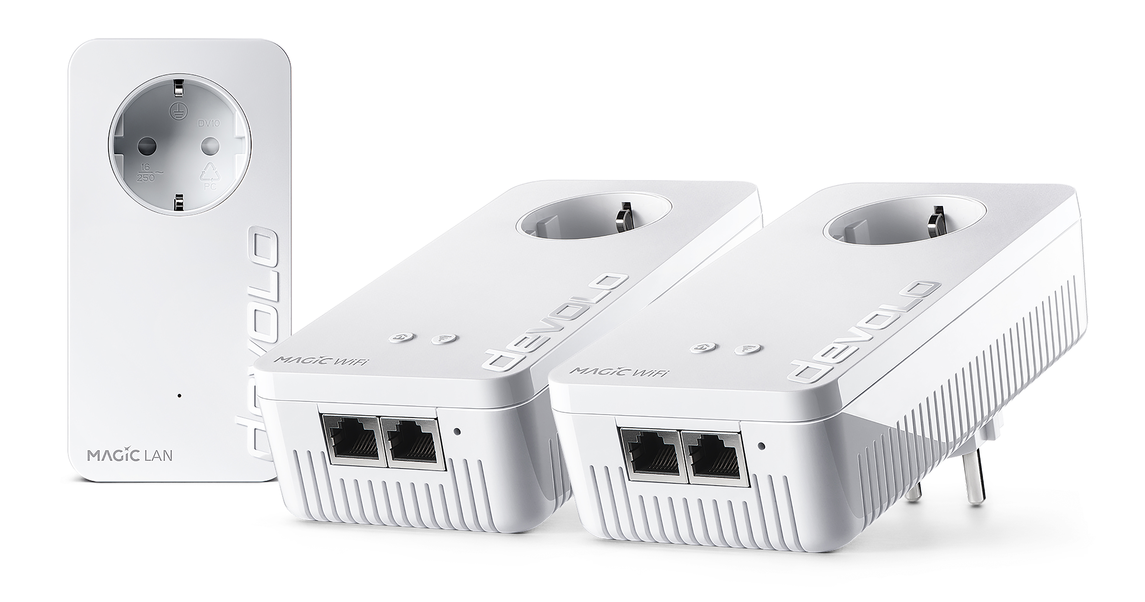 Drei weiße Powerline-Adapter mit Stecker und Ethernet-Anschlüssen auf weißem Hintergrund.