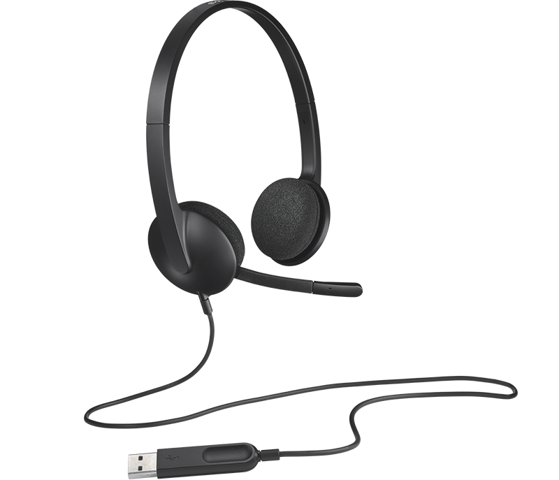 Een zwarte Logitech-headset met een microfoon en USB-connector, tegen een witte achtergrond.