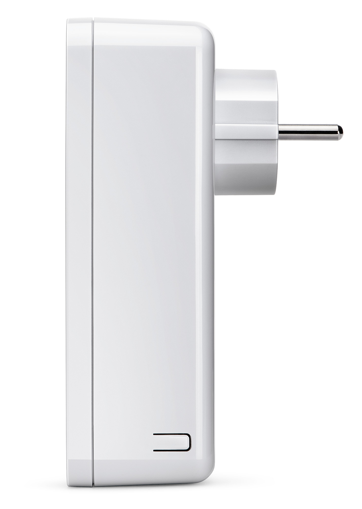 Een witte elektrische stekkeradapter op een witte achtergrond. De adapter heeft een stekker met een metalen pin en een kleine 'U' vorm.