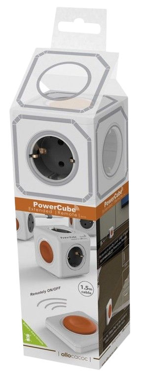 Fehér és narancssárga PowerCube aljzatokkal és távirányítóval egy dobozon. Fekete háttér.