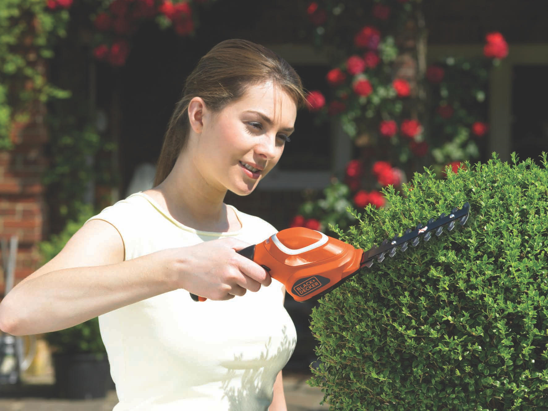 BLACK+DECKER GSBD700 7V Akku-Gartenscherenset Rot