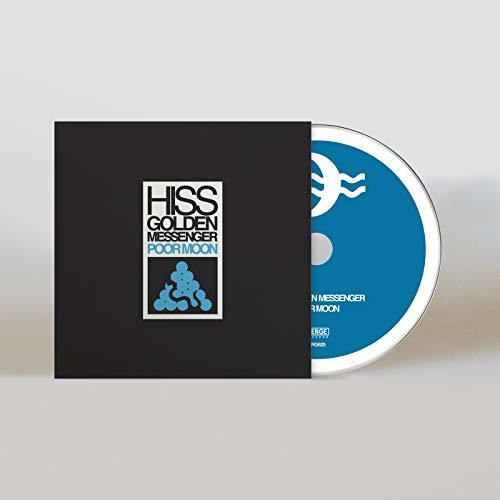 CD mit blauem Mittelteil und schwarzem Albumcover mit Text und Logo. Die CD ist teilweise herausgezogen.