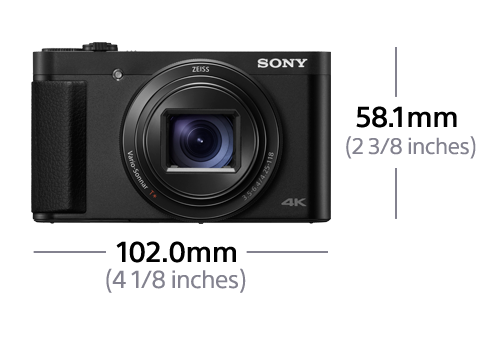 Eine schwarze Sony-Kamera mit Abmessungen. Die Kamera hat ein Objektiv, Knöpfe und einen Bildschirm. Abmessungen werden angezeigt.