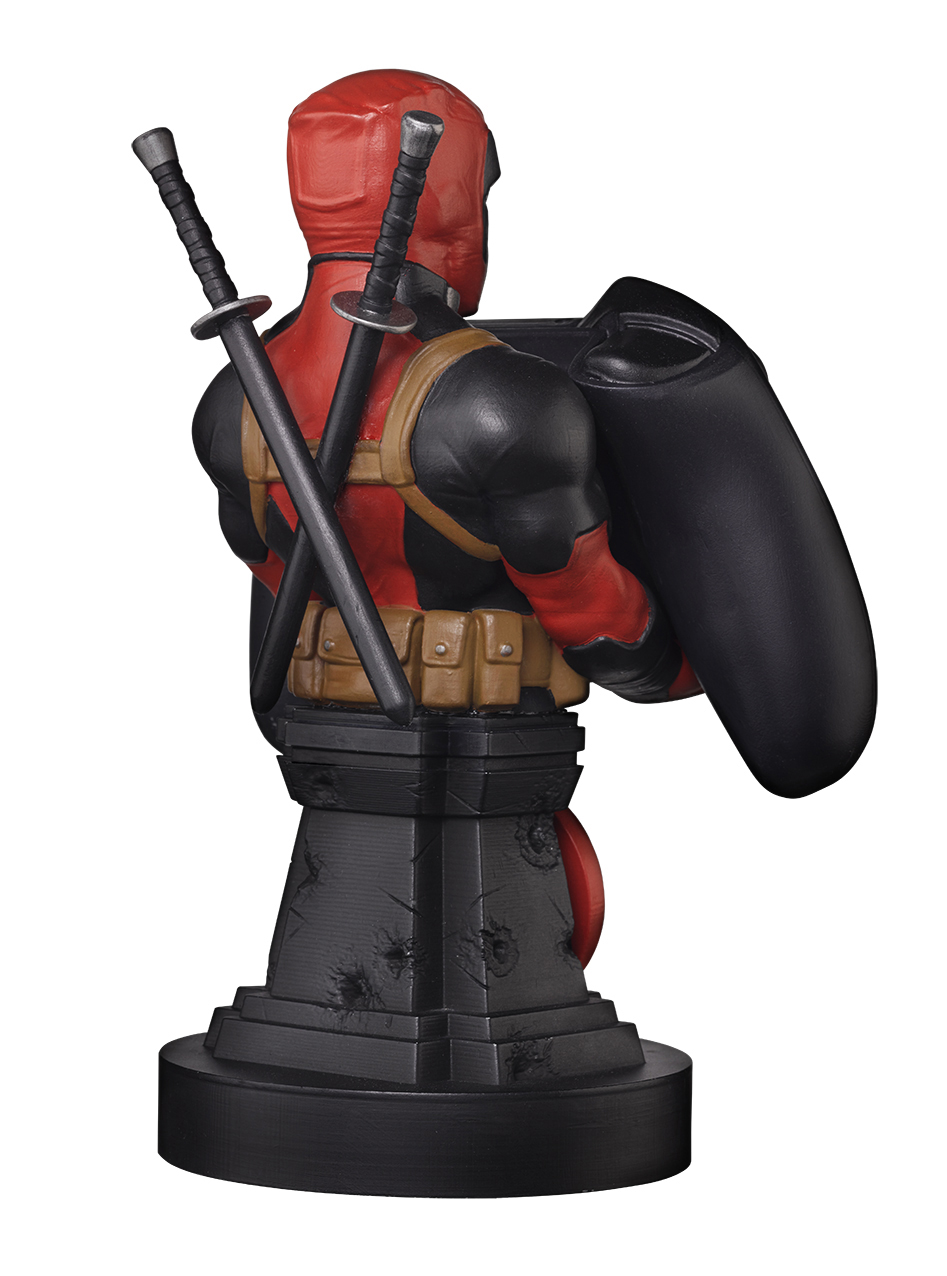 Eine Büste von Deadpool mit Schwertern auf dem Rücken. Die Büste steht auf einem Sockel. Er ist abgewandt.