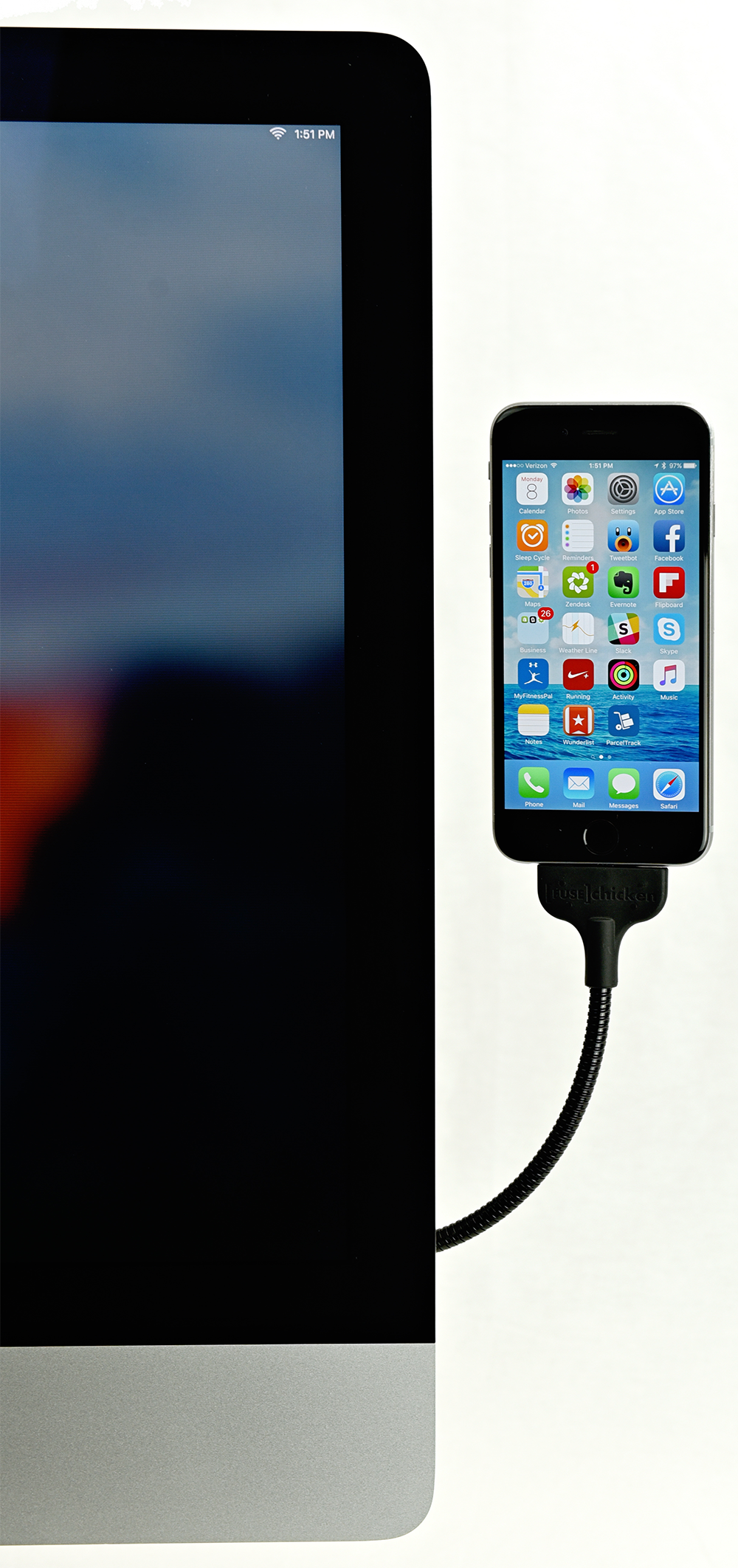 Smartphone verbonden met een computermonitor via een zwarte kabel, met het scherm van de telefoon.